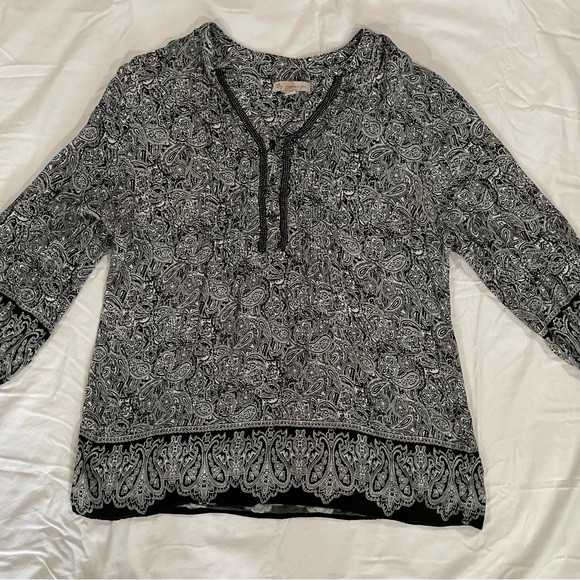 Elegant Black and White Paisley Women's Top - Picture 1 of 6